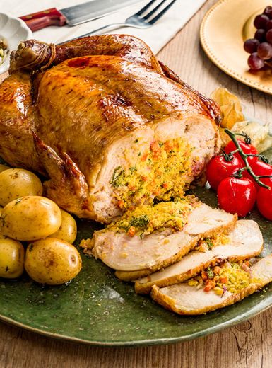 Ave Orgânica Recheada de Farofa e Legumes Assados