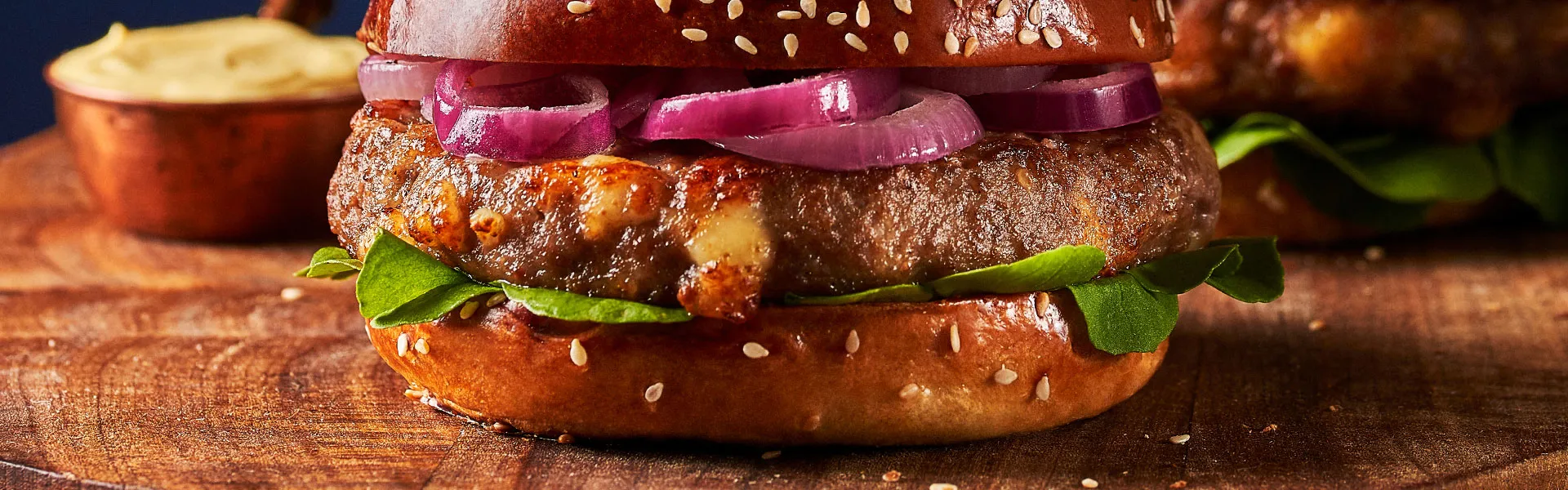Hambúrguer com Queijo e Molho de Mostarda
