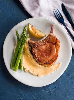 Prime Rib Suíno na Marinada de Vinho com Purê de Banana-da-terra e Aspargos Grelhados