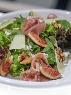 Salada com Ricota, Figos, Folhas e Parma