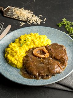 Ossobuco de Angus com Molho de Cerveja Preta e Cebolas Acompanhado de Risoto Milanese