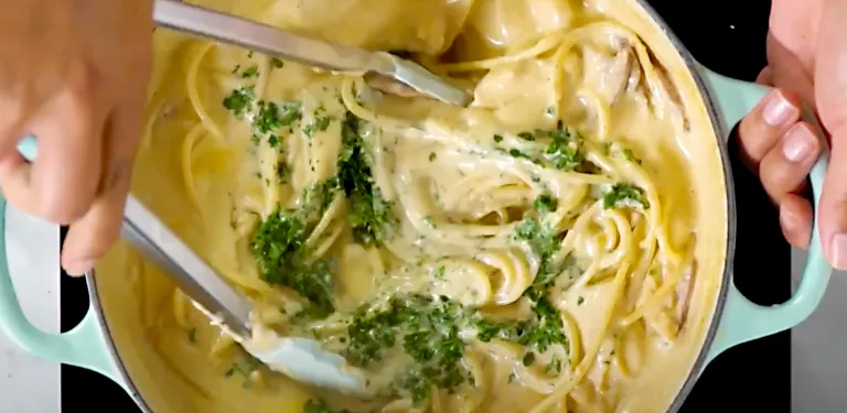 Massa de Macarrão (fettucine) com Queijo Parmesão e Manteiga  com Linguiça (espaguete Alfredo)