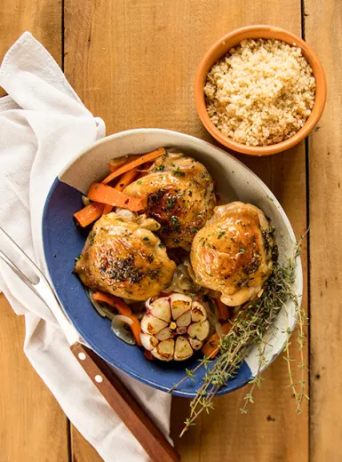 Sobrecoxas de Frango Orgânico com Vegetais Caramelizados