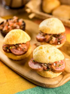 Pão de Queijo com Linguiça e Vinagrete
