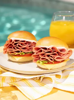 Mini Brioche de Mortadela, Queijo Prato, Alface e Tomate