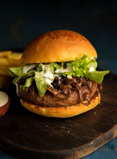 Burguer com Cebola Flambada e Aioli