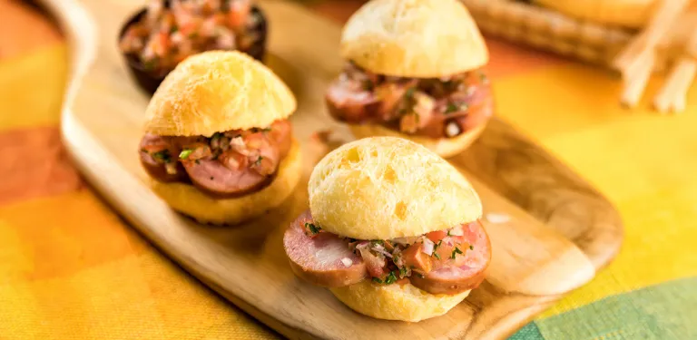 Pão de Queijo com Linguiça e Vinagrete