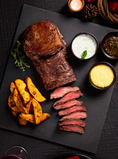 Fraldinha Assada com Molhos e Batatas Doces Rústicas ao Alecrim