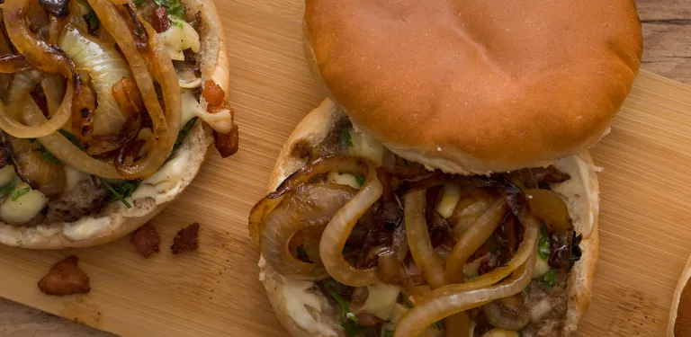 Hambúrguer com Queijo e Bacon