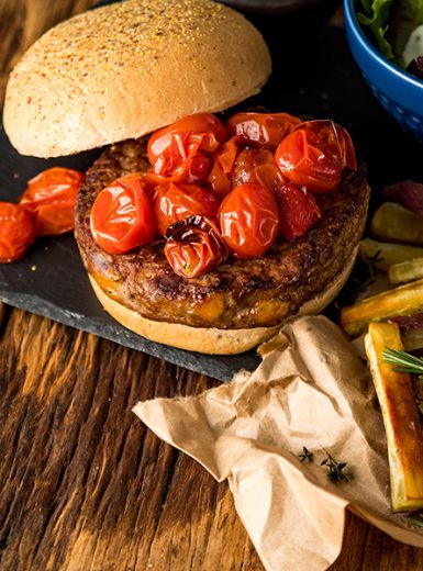 Hambúrguer com Tomate e Batatas Rústicas