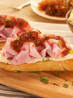 Toast de Presunto Sadia com Cebola Caramelizada