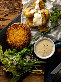 Hamburguer de Frango com Lemon Pepper no Prato com Batatas ao Murro