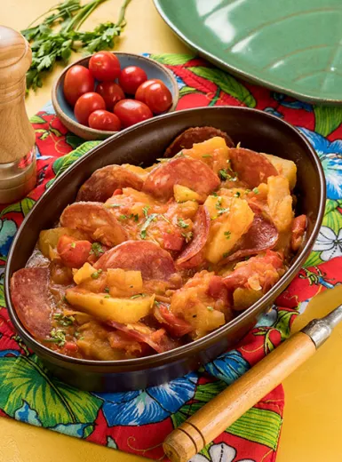 Cozido de Mandioca com Salame, Pimenta e Cheiro Verde