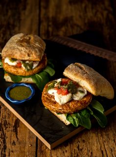 Burguer Caprese com Hamburguer de Frango Pepperoni