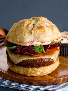 Hambúrguer Angus, Emmental, Chips de Batata-doce e Maionese de Páprica