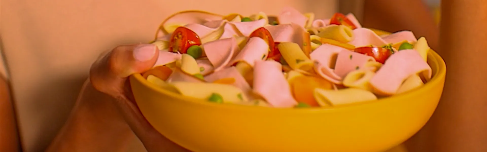 Salada de Penne com Peito de Peru, Tomatinho, Ervilha e Ervas