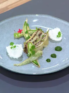 Mil Folhas de Frango com Crocante de Tapioca e Tempura de Quiabo