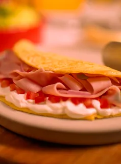 Omelete Cremosa com Presunto, Tomate e Manjericão