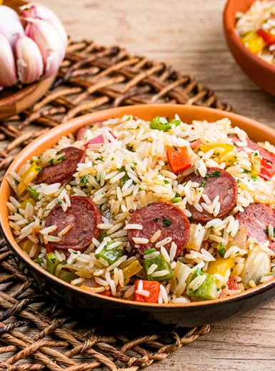 Arroz com Linguiça Calabresa Sadia, Pimentões e Cebola