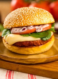 Burguer de Vegetais Veg&tal com Maionese Vegana de Azeitonas, Rúcula e Tomate