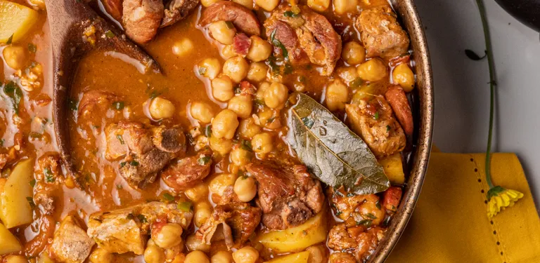 Puchero: Sopão Espanhol de Cortes Suínos, Batata e Grão de Bico por Chef Léo Abreu