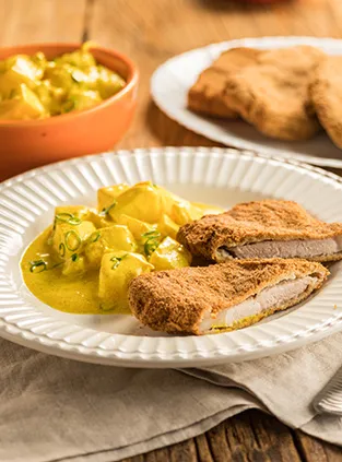 Bife de Lombo Empanado com Salada de Batata ao Curry