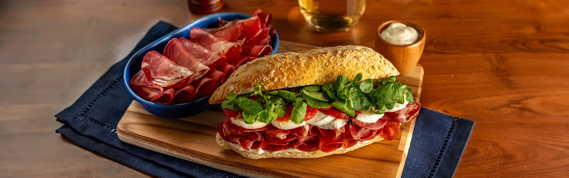 Sanduíche de Copa, Búfala, Tomate Assado e Aioli de Alho