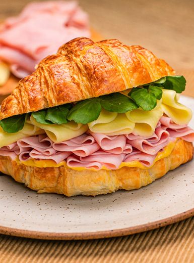 Croissant com Presunto Sadia, Mussarela e Molho Mostarda