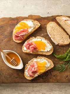 Pão Torrado e Temperado com Presunto Tipo Parma Sadia Speciale com Queijo de Cabra