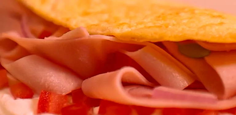 Omelete Cremosa com Presunto, Tomate e Manjericão