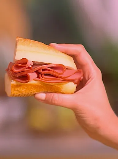 Pão Francês com Mortadela e Queijo Prato