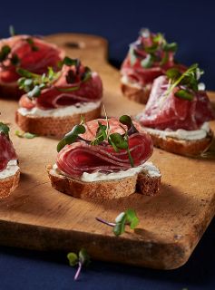 Crostini de Salame Di Milano Sadia Speciale & Citterio com Molho de Iogurte