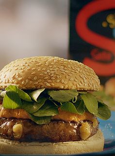 Hambúrguer Bovino com Queijo Sadia Speciale com Molho de Tomate Seco e Folhas de Rúcula