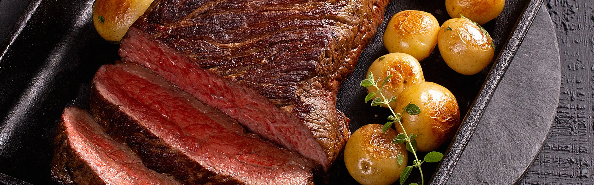 Maminha Assada ao Molho Madeira com Batatas Douradas