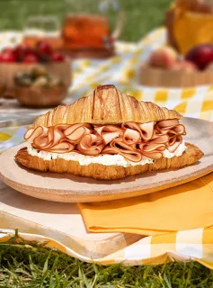 Croissant com Peito de Peru e Creme de Ricota e Ervas