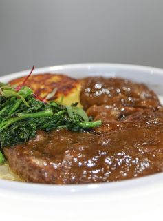 Chef Carla Pernambuco: Ossobuco Baseado com Cerveja Preta e Cebolas com Risoto Milanês e Shitake