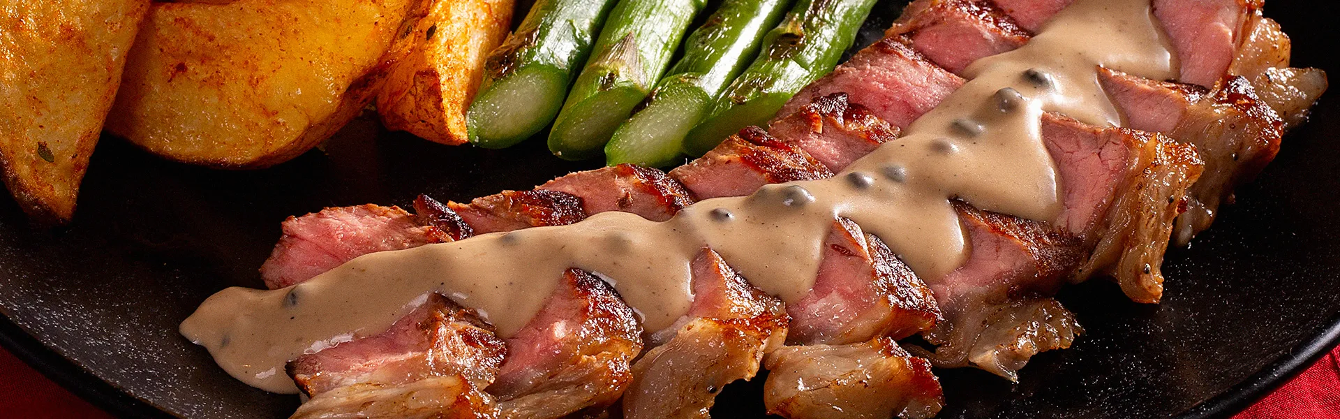 Contrafilé ao Molho de Pimenta (peppercorn Sauce) e Aspargos