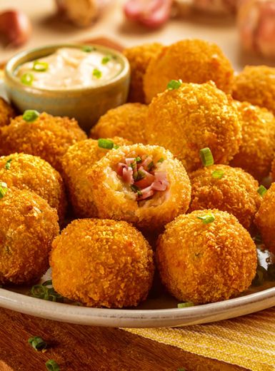 Bolinho de Peito de Peru com Molho de Alho