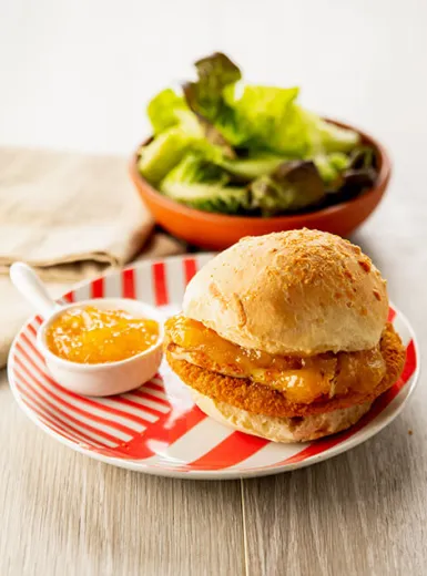 Pão de Queijo Recheado com Hambúrguer de Frango