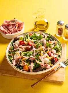 Salada Mediterrânea com Mignoneto, Penne e Folhas