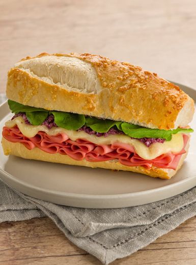 Baguete de Parmesão com Mortadela e Tapenade de Azeitona