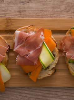 Bruschettas de Pesto com Cenoura, Abobrinha e Presunto Tipo Parma Sadia Speciale