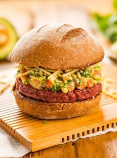 Burguer de Vegetais Veg&tal com Guacamole e Batata Palha no Pão Australiano