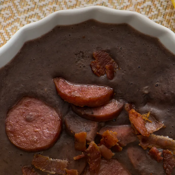 Caldinho de Feijão Preto com Linguiça, Bacon e Cachaça