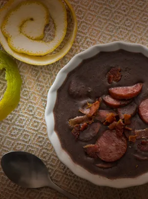 Caldinho de Feijão Preto com Linguiça, Bacon e Cachaça