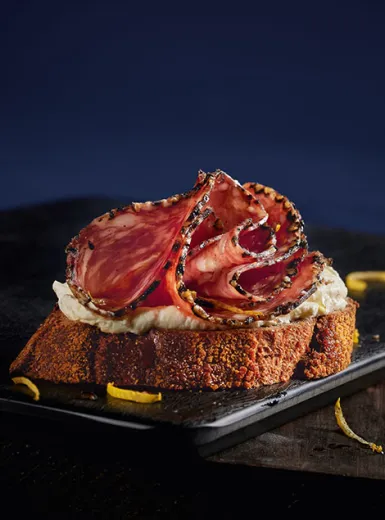 Pão Tostado com Salame Speciale e Creme de Limão Siciliano