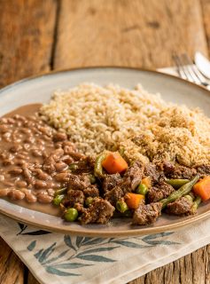 Picadinho de Carne com Vegetais e Farofa de Banana