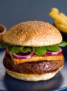 Hambúrguer de Picanha com Queijo Coalho, Geleia de Pimenta e Cebola Roxa