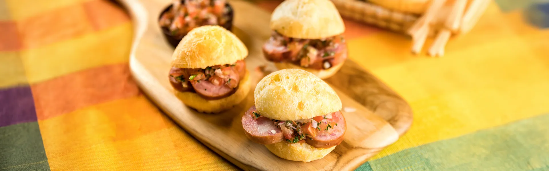 Pão de Queijo com Linguiça e Vinagrete