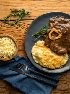 Ossobuco de Angus com Molho de Cerveja Preta e Cebolas Acompanhado de Gratin de Batatas